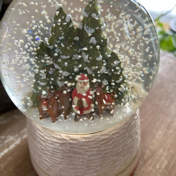 Hallmark Christmas musical snow globe. - Picture 3 of 6